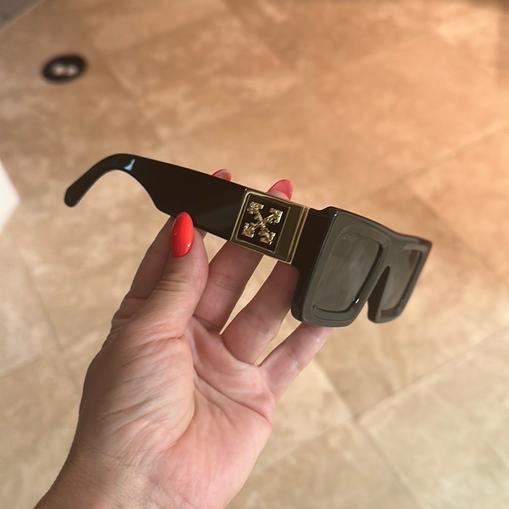 Off-White Arrows-motif tinted sunglasses brand new